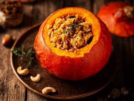 Сладка печена пълнена тиква с ориз, сушени плодове и ядки на фурна - снимка на рецептата Сладка печена пълнена тиква с ориз, сушени плодове и ядки на фурна - снимка на рецептата